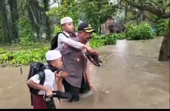 Husni Yusuf Pimpin Langsung Evakuasi Korban Banjir Sosa