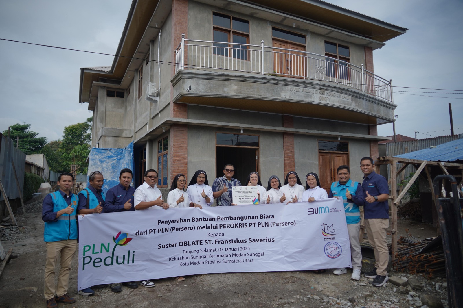 Foto bersama PLN UID Sumatera Utara dengan Suster Oblate St. Fransiskus Saverius. PLN berkomitmen untuk hadir dalam upaya meningkatkan fasilitas ibadah, mempererat hubungan dengan masyarakat, serta menumbuhkan semangat kebersamaan.