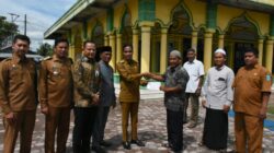 Pemko Langsa Serahkan BantuanSemen Ke Masjid Di Lima Gampong