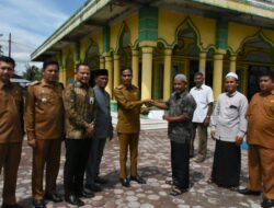 Pemko Langsa Serahkan BantuanSemen Ke Masjid Di Lima Gampong