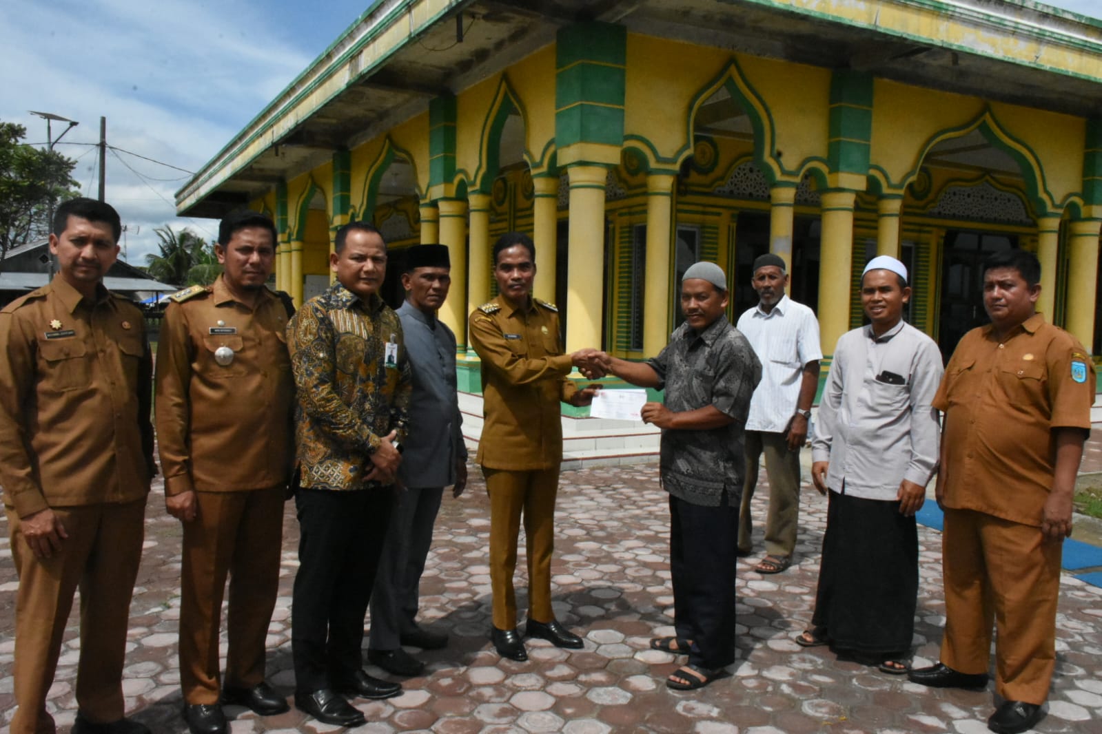 Pemko Langsa Serahkan BantuanSemen Ke Masjid Di Lima Gampong