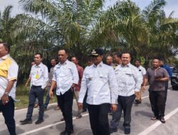 Pj Bupati Agara Tinjau Lokasi Pengaspalan Ruas Jalan