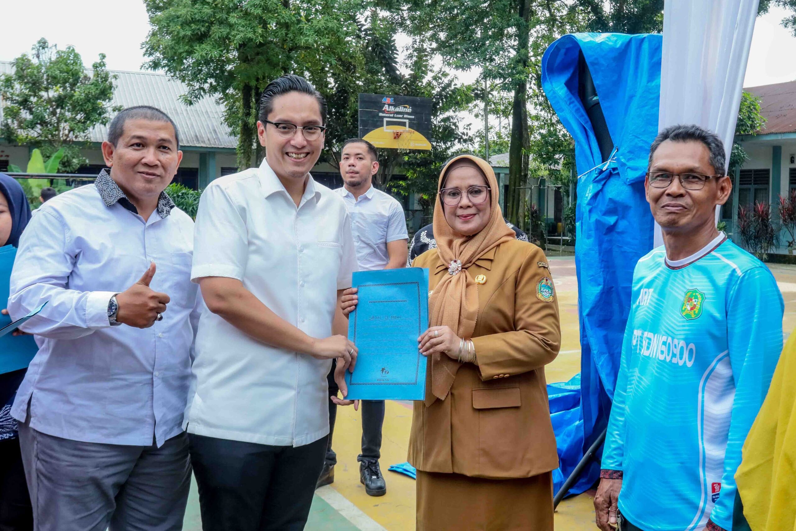 Wali Kota Medan terpilih Rico Waas menyerahkan bantuan beasiswa kepada siswa/siswi SMAN 13 Medan. Waspada/ME Ginting