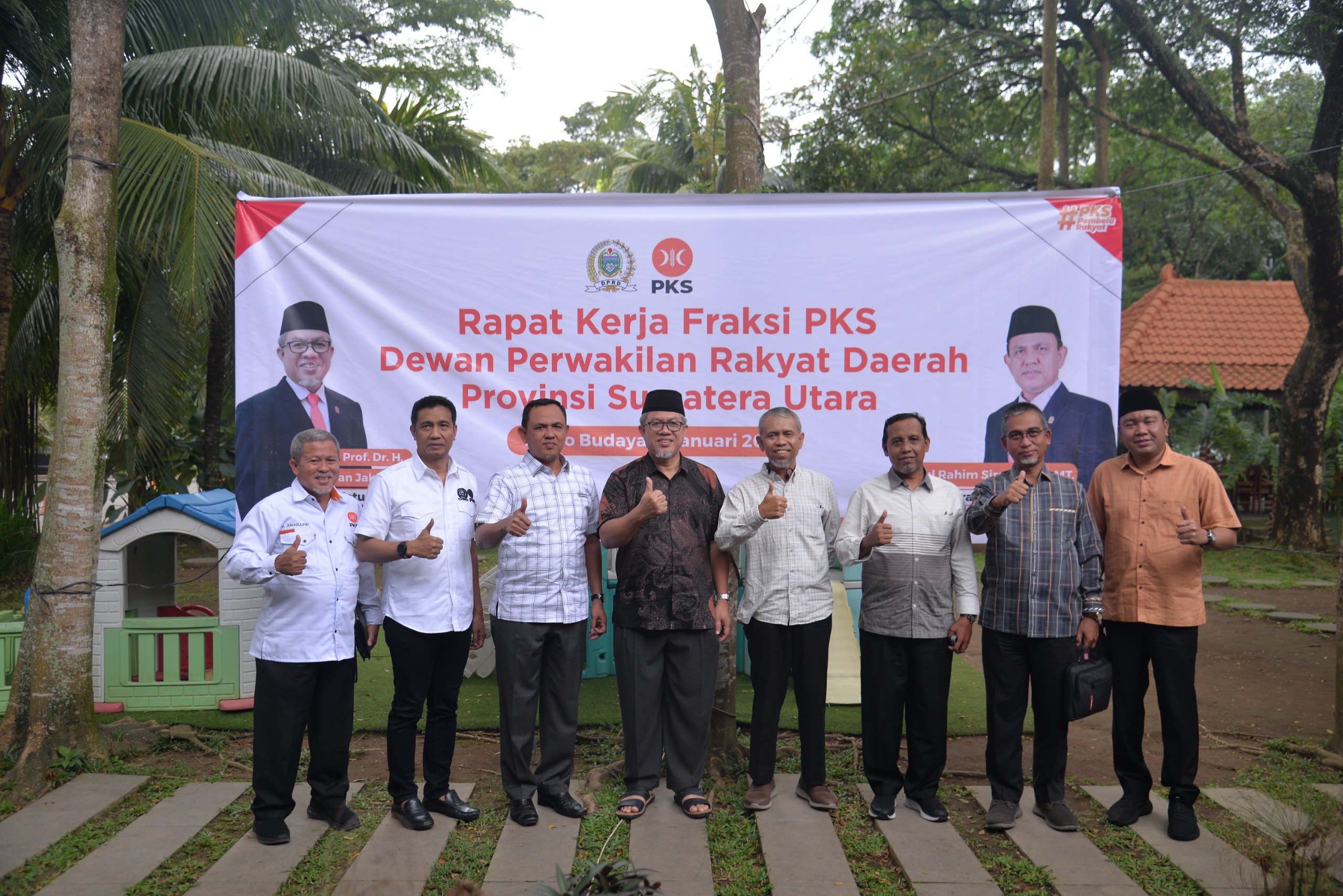 KETUA Fraksi PKS DPRD Sumut, Prof. Usman Jakfar bersama jajaran berfoto bersama di sela acara Rapat Kerja (Raker) di Resto Budaya Tanjung Morawa, Medan, Sabtu (4/1). Waspada/ist