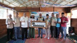 Penyerahan Bantuan jam digital yang disampaikan oleh General Manager PLN UID Sumatera Utara, Agus Kuswardoyo (5 dari kanan) yang diterima langsung oleh Pimpinan Ponpes Tahfidz Baital Makmur, Burhanuddin Boananalu (4 dari Kiri), Rabu (8/1).