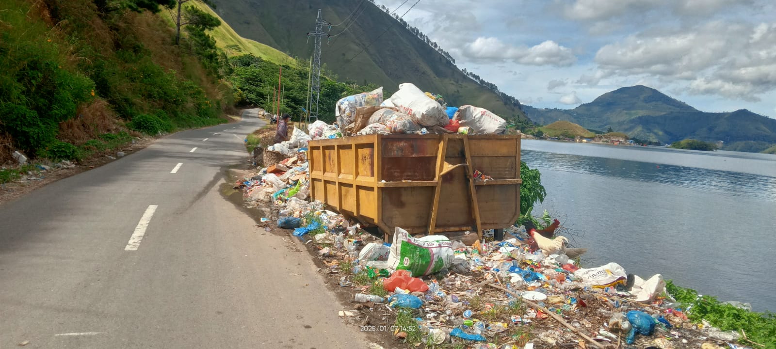 Bak Sampah Tak Diangkut, Tepi Pantai Silalahi Kumuh