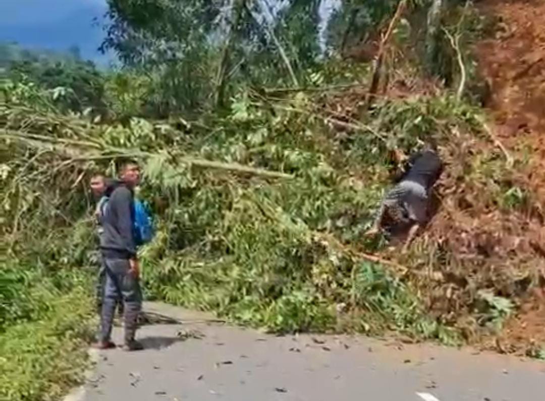 Jalan Lintas Provinsi Di Aceh Timur Tertimbun Longsor