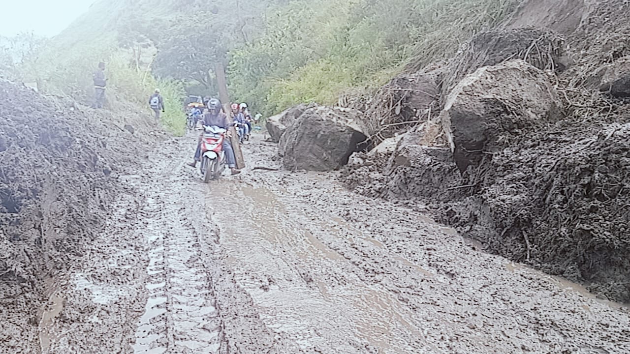 BPBD Turunkan Alat Berat, Jalan Haranggaol Yang Tertimbun Longsor Dapat Dilalui Kembali