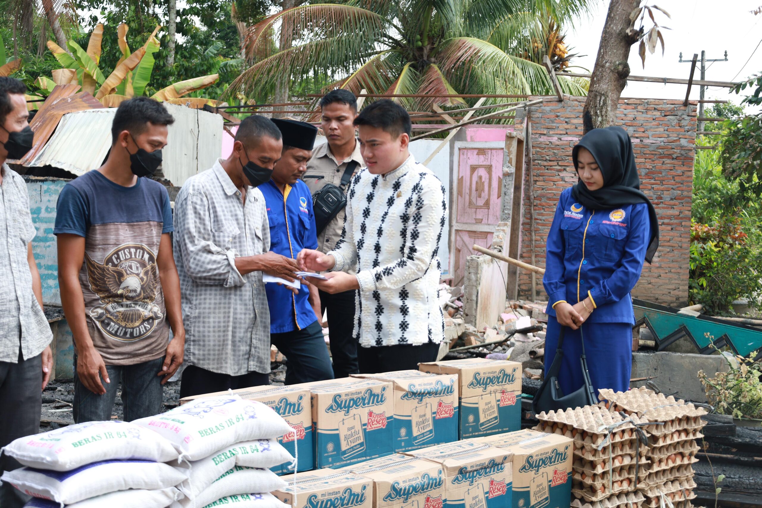 Ricky Anthony Berikan Bantuan Bahan Pangan Kepada Korban Kebakaran Di Langkat