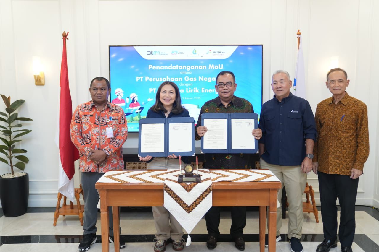 Penandatanganan MOU Pemanfaatan Alokasi LNG dari Tangguh oleh Direktur Komersial PGN Ratih Esti Prihatini dan Direktur Utama PLE T. Heriwansyah, Kamis (9/1/2025).