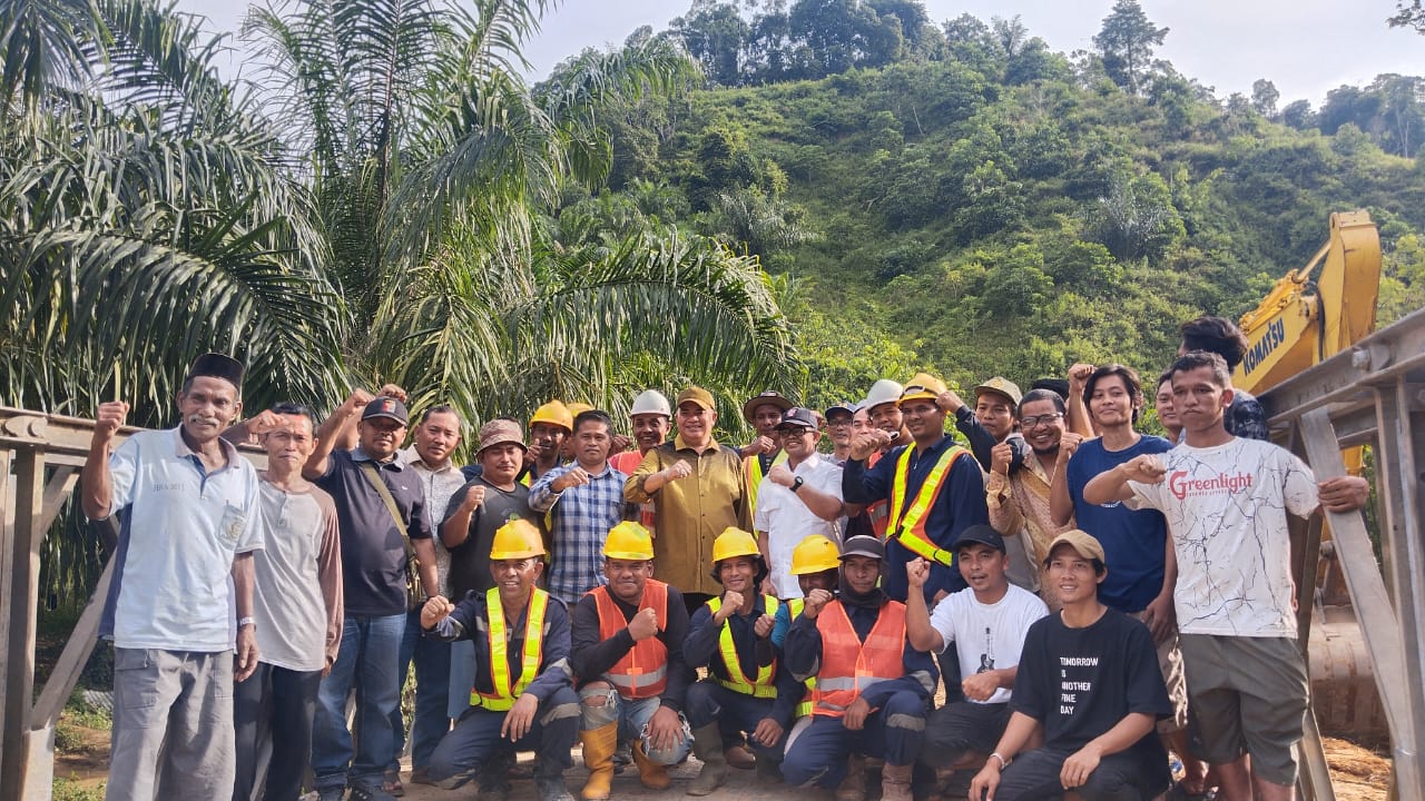 Pj Bupati Agara Tinjau Pembangunan Jembatan Bailey Leuser 