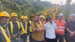 Pj Bupati Agara Tinjau Pembangunan Jembatan Bailey Leuser 