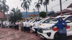 Pj Bupati Agara Taufik saat sedang menyerahkan mobil Ambulance puskesmas keliling. Waspada/Seh Muhammad Amin