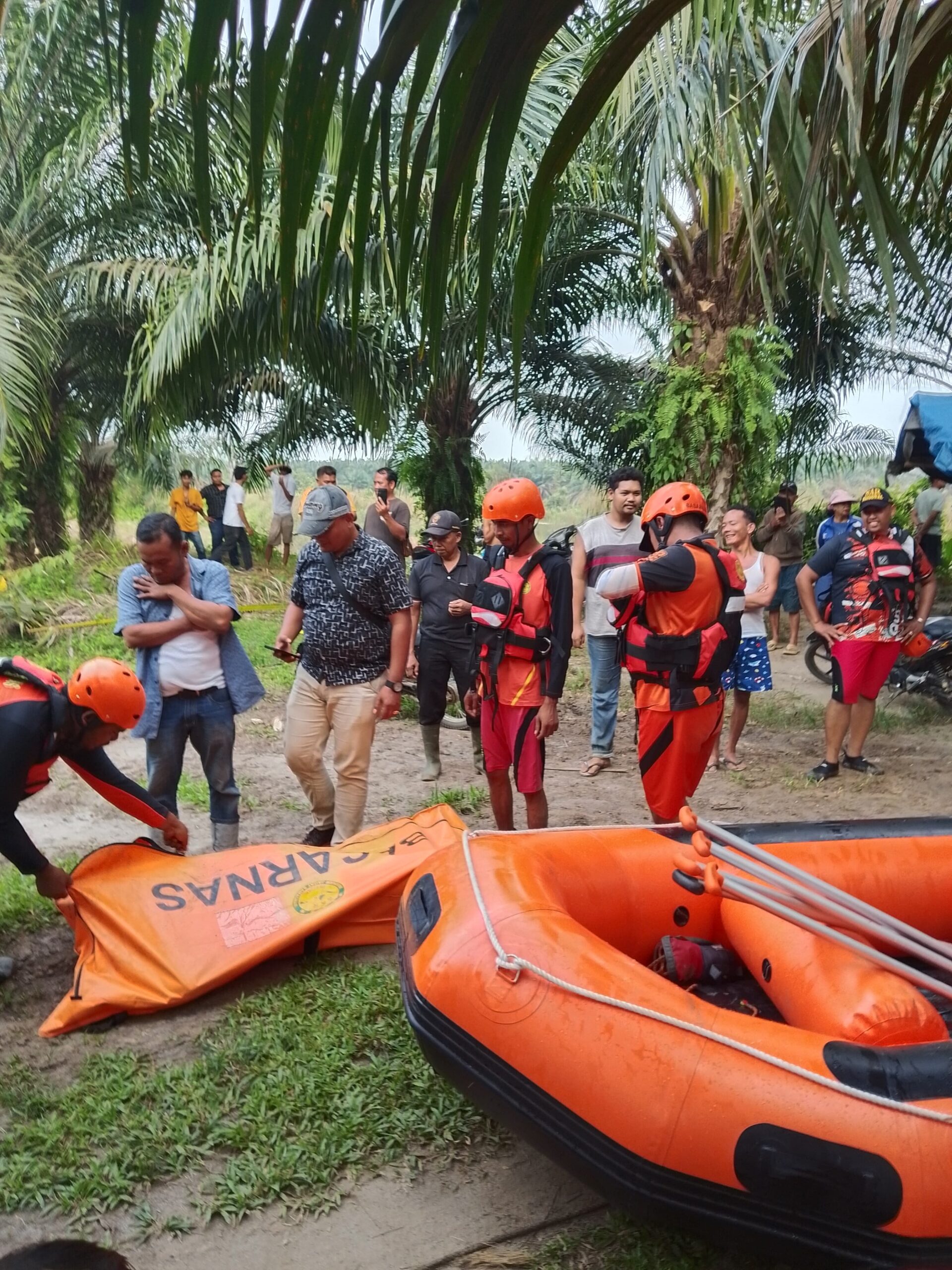 Ditemukan Setelah 5 Hari Hanyut, Polisi Bantu Evakuasi Mayat Korban Di Sungai Bahbolon