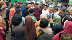 Warga Buka Blokir Jalan Limau Mungkur