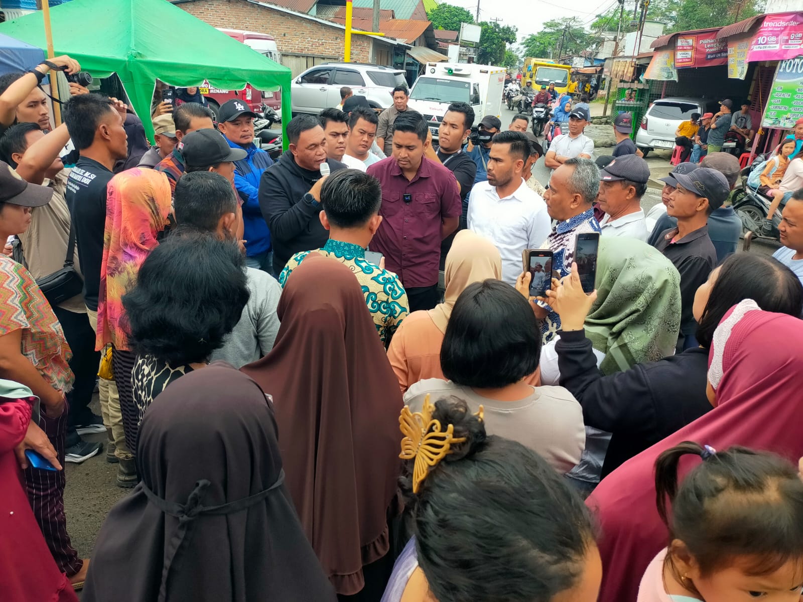 Warga Buka Blokir Jalan Limau Mungkur