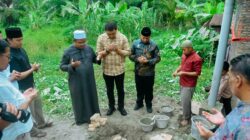 PENYERAHAN bantuan bedan rumah kepada M Yamin seorang guru mengaji  sekaligus peletakan  batu pertama pembangunan oleh Pj.Bupati Batubara H. Heri Wahyudi Marpaung, S.STP, M.AP. Waspada/Ist