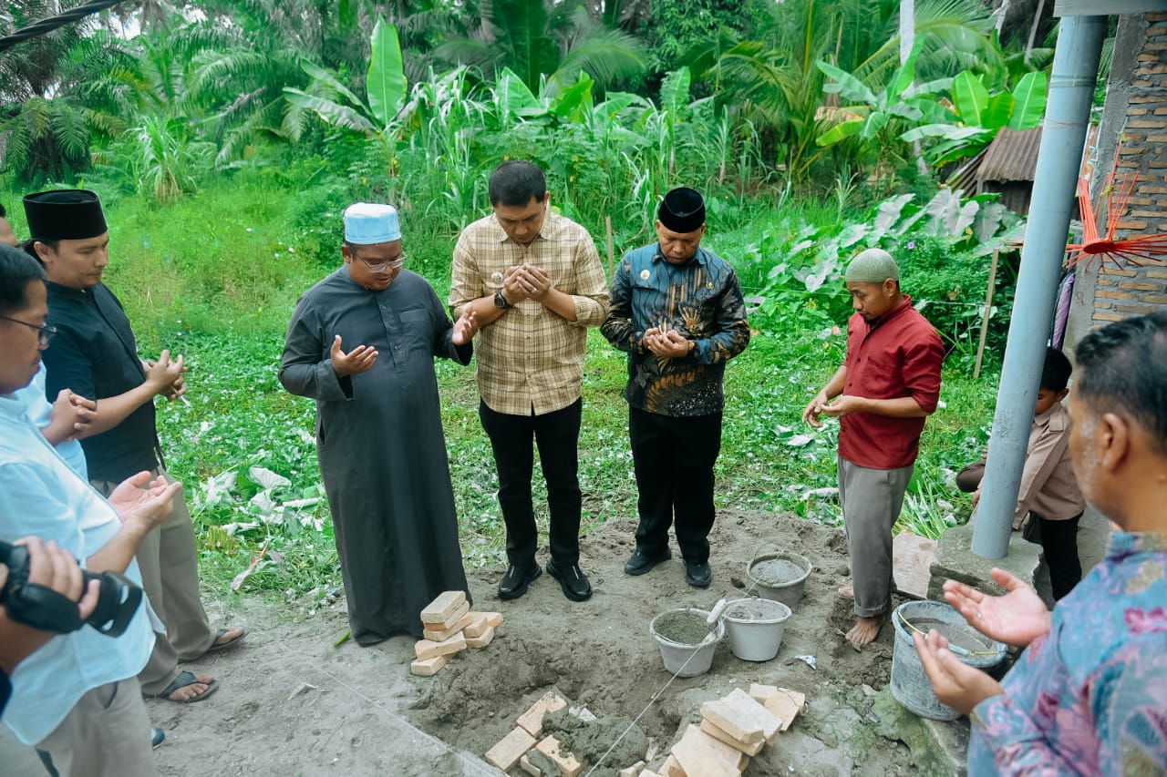 PENYERAHAN bantuan bedan rumah kepada M Yamin seorang guru mengaji  sekaligus peletakan  batu pertama pembangunan oleh Pj.Bupati Batubara H. Heri Wahyudi Marpaung, S.STP, M.AP. Waspada/Ist