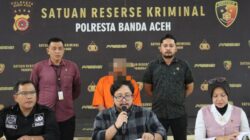 Kasatreskrim Polresta Banda Aceh, Kompol Fadillah Aditya Pratama sedang memberikan keterangan pers samentara tersangka pelaku tampak hanya bisa tertunduk menyesali perbuatannya. Waspada/Zafrullah