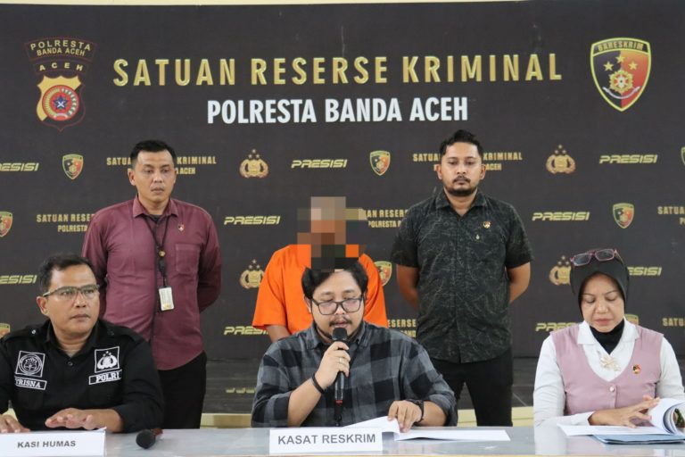 Kasatreskrim Polresta Banda Aceh, Kompol Fadillah Aditya Pratama sedang memberikan keterangan pers samentara tersangka pelaku tampak hanya bisa tertunduk menyesali perbuatannya. Waspada/Zafrullah