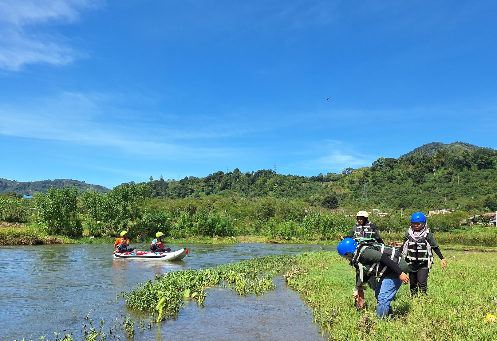 FJL Aceh Bersihkan Sampah DAS Peusangan Dan Tanam Bibit Pohon