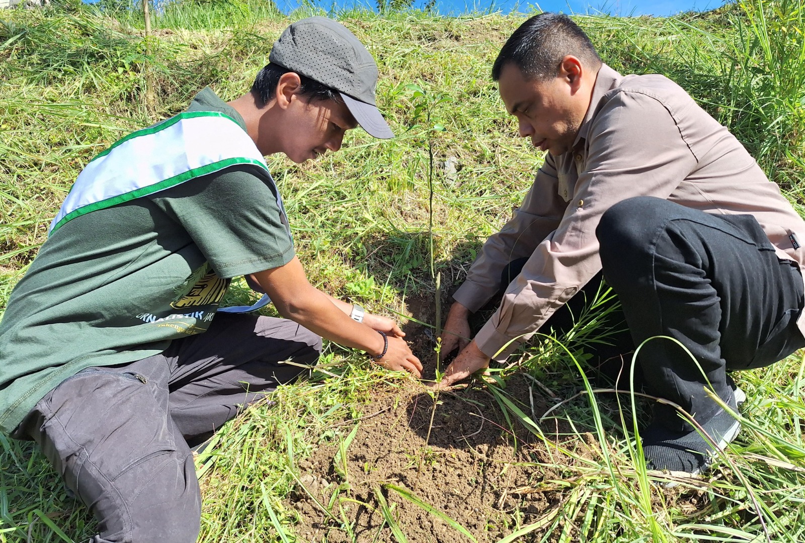 FJL Aceh Bersihkan Sampah DAS Peusangan Dan Tanam Bibit Pohon