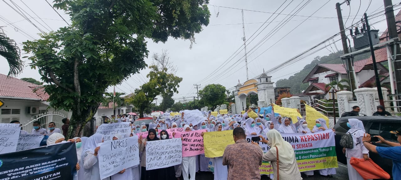 Di Bawah Guyuran Hujan, Ribuan Honorer Nakes Demo Kantor DPRK Aceh Selatan