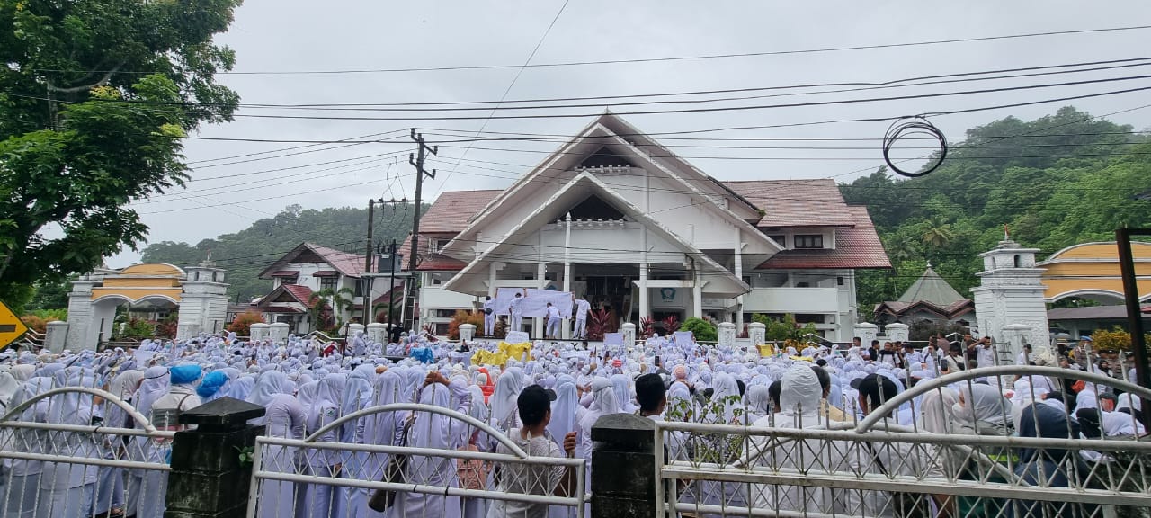 Di Bawah Guyuran Hujan, Ribuan Honorer Nakes Demo Kantor DPRK Aceh Selatan