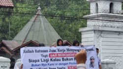 Di Bawah Guyuran Hujan, Ribuan Honorer Nakes Demo Kantor DPRK Aceh Selatan