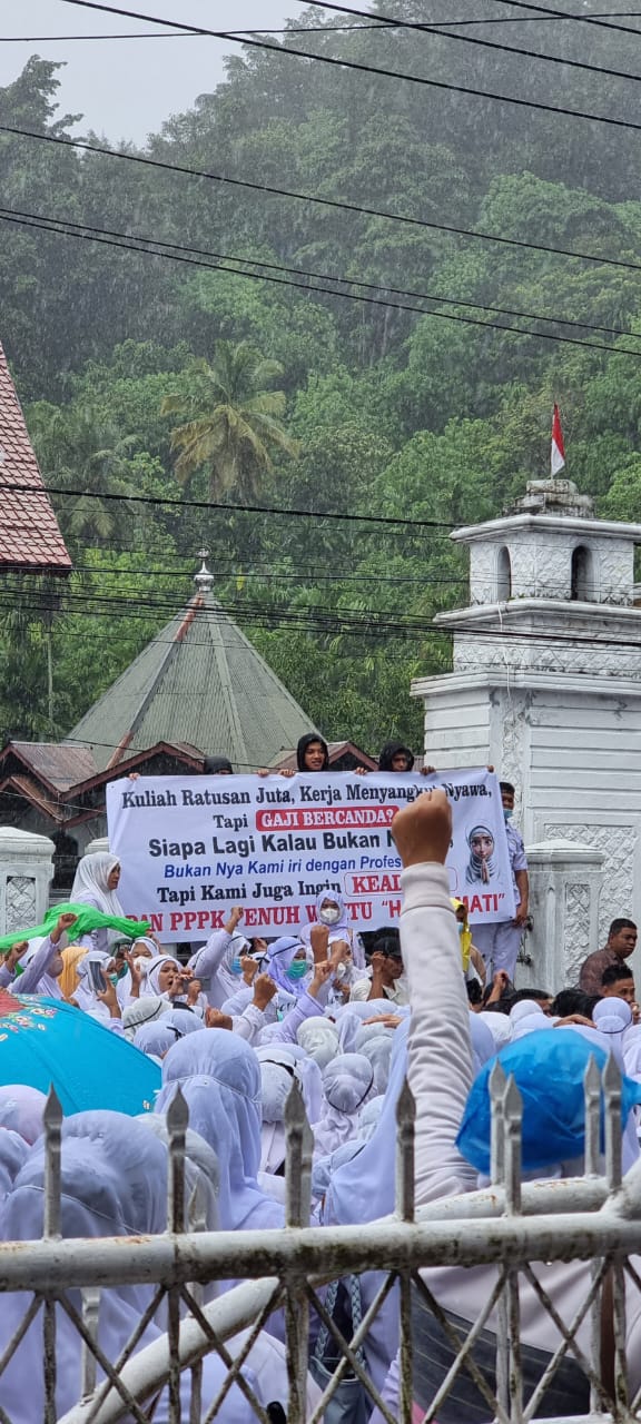 Di Bawah Guyuran Hujan, Ribuan Honorer Nakes Demo Kantor DPRK Aceh Selatan