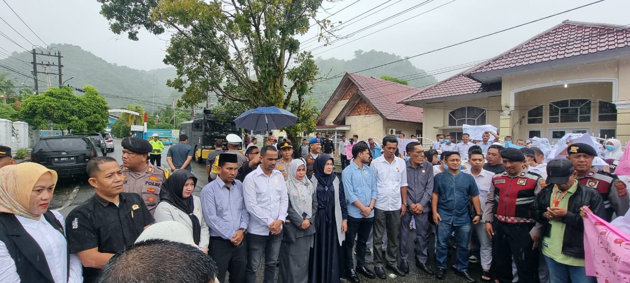 Di Bawah Guyuran Hujan, Ribuan Honorer Nakes Demo Kantor DPRK Aceh Selatan