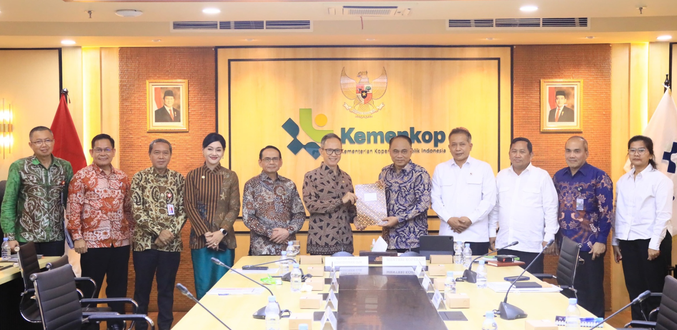 Kemenkop Serahkan Daftar Koperasi Kepada OJK