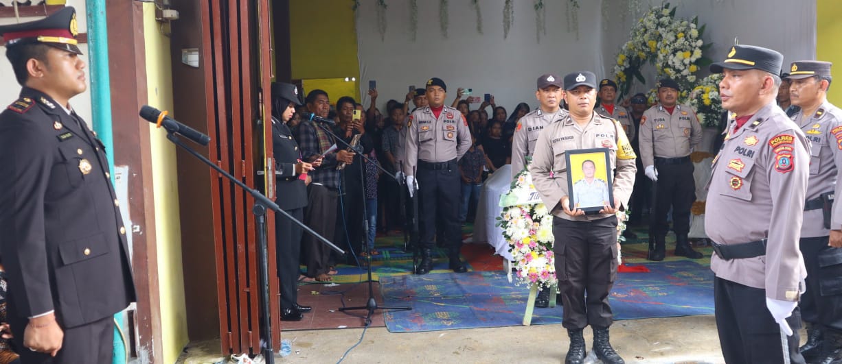 Polres P.Siantar Laksanakan Persemayaman Personel Dengan Tradisi Kepolisian