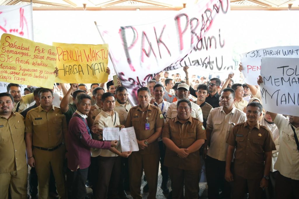 Pegawai Kontrak Unjuk Rasa Tuntut Pengangkatan Sebagai PPPK Penuh Waktu