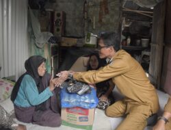 Pj Wali Kota Langsa Sambangi Lansia Sakit