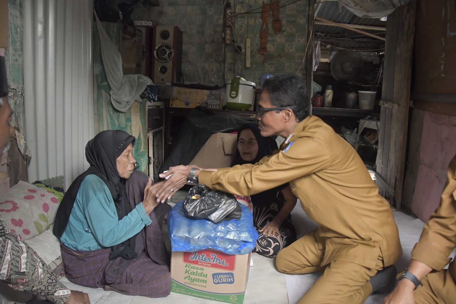 Pj Wali Kota Langsa Sambangi Lansia Sakit