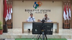 Kepala Badan Pusat Statistik (BPS) Sumut, Asim Saputra (kanan) bersama Pj. Gubernur Sumatera Utara, Agus Fatoni, saat pemaparan perkembangan jumlah penduduk miskin Sumut, Rabu (15/1).