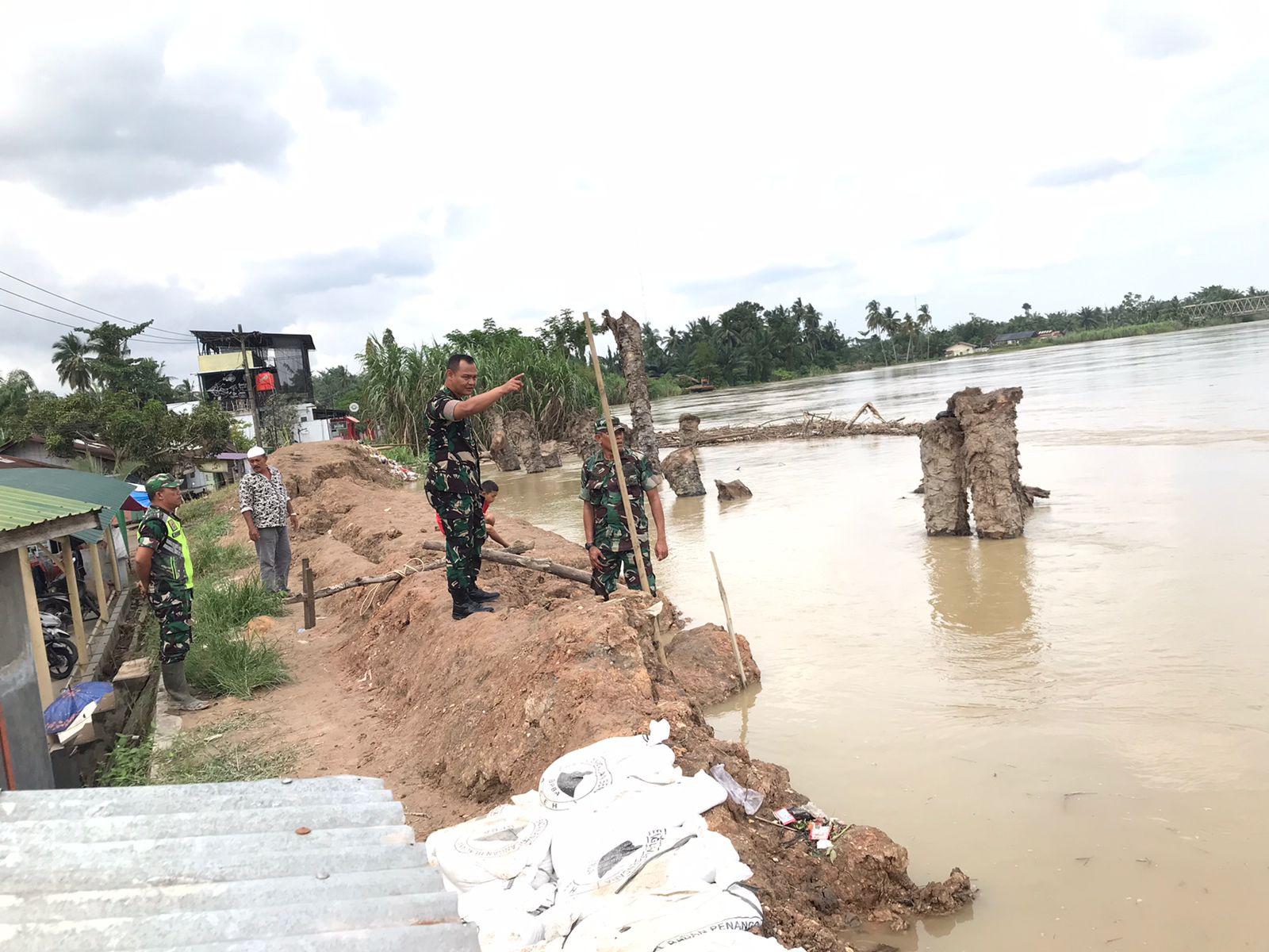 Dandim Aceh Tamiang Tinjau Langsung Kondisi Tanggul Seruway