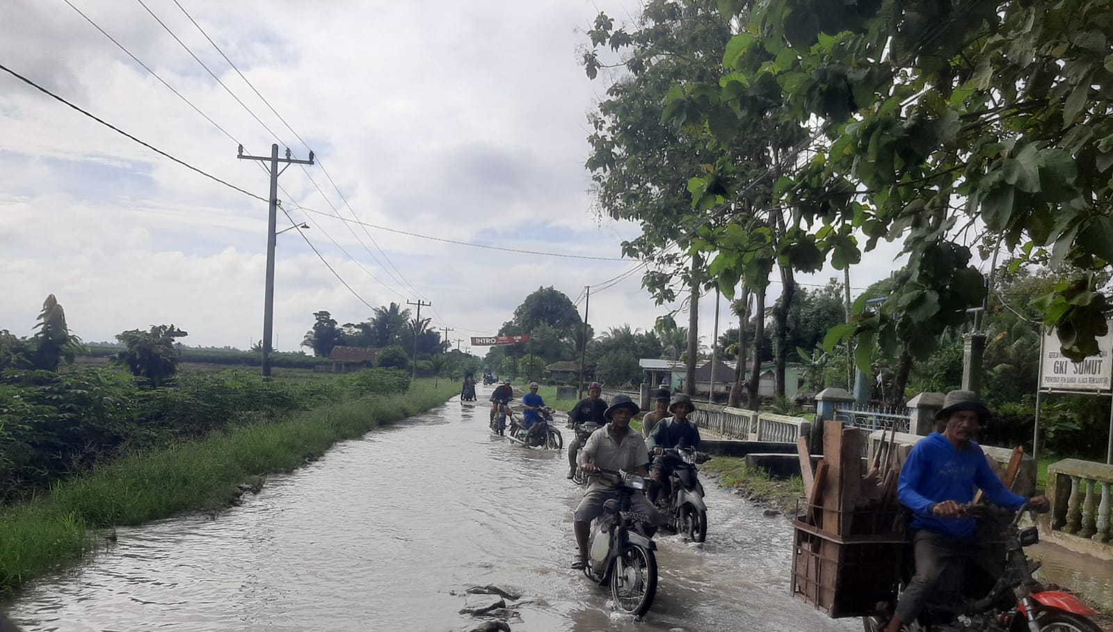 Jalan Pematang Bandar - Kerasaan Jadi Langganan Banjir, Warga Minta Bupati Turun Tangan