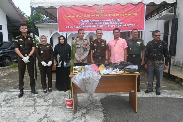 Cabang Kejari Aceh Selatan Di Bakongan Musnahkan Barang Bukti Narkoba