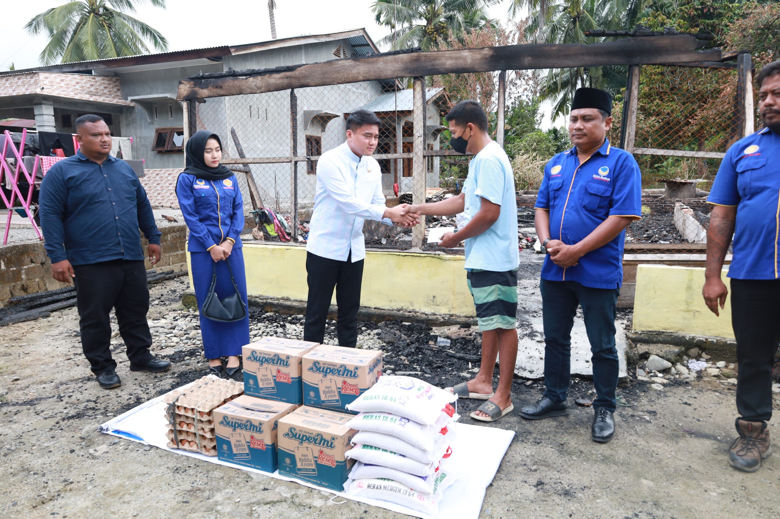 Ricky Anthony Salurkan Bantuan Sembako Kepada Korban Kebakaran Di Bahorok