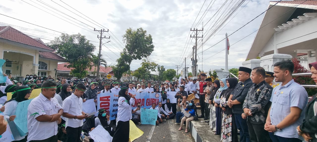 Ribuan Guru Honorer Menggelar Aksi Di Kantor DPRD Aceh Selatan