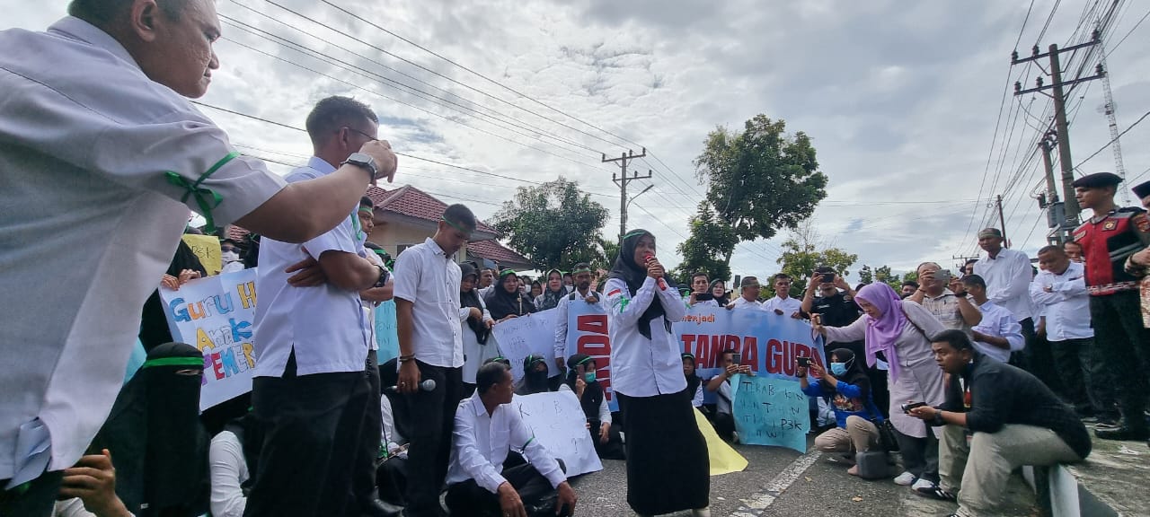 Ribuan Guru Honorer Menggelar Aksi Di Kantor DPRD Aceh Selatan