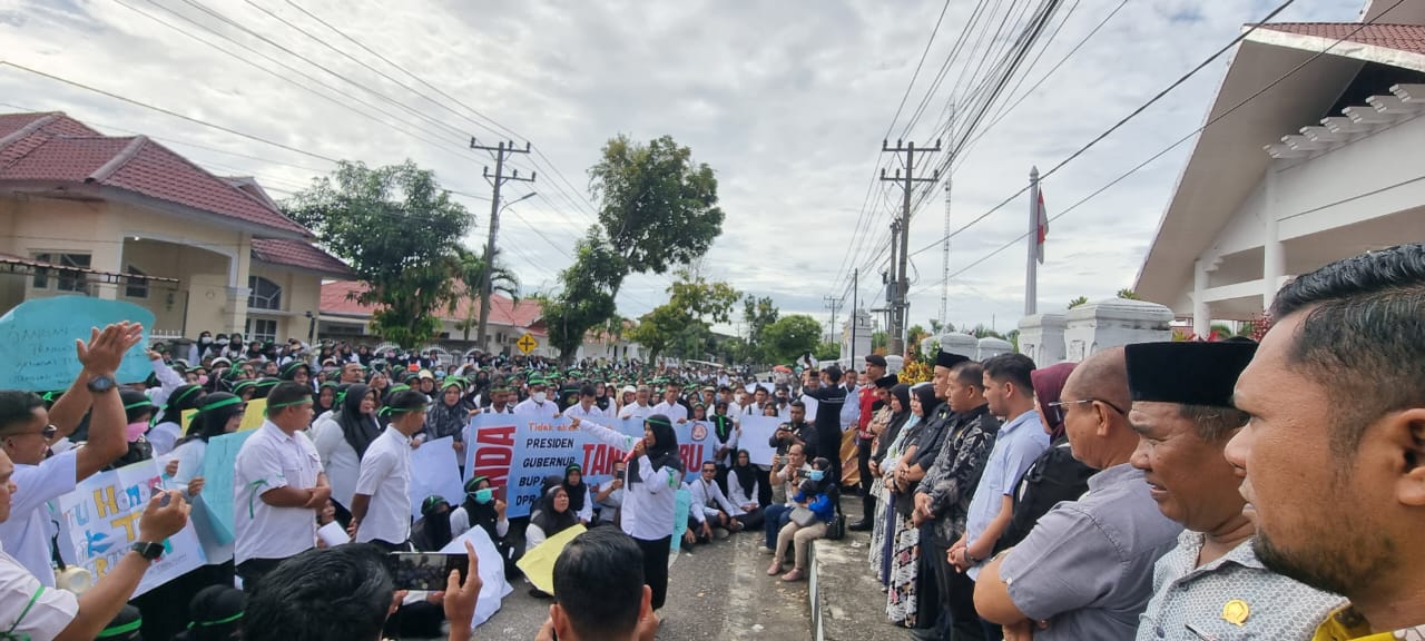 Ribuan Guru Honorer Menggelar Aksi Di Kantor DPRD Aceh Selatan