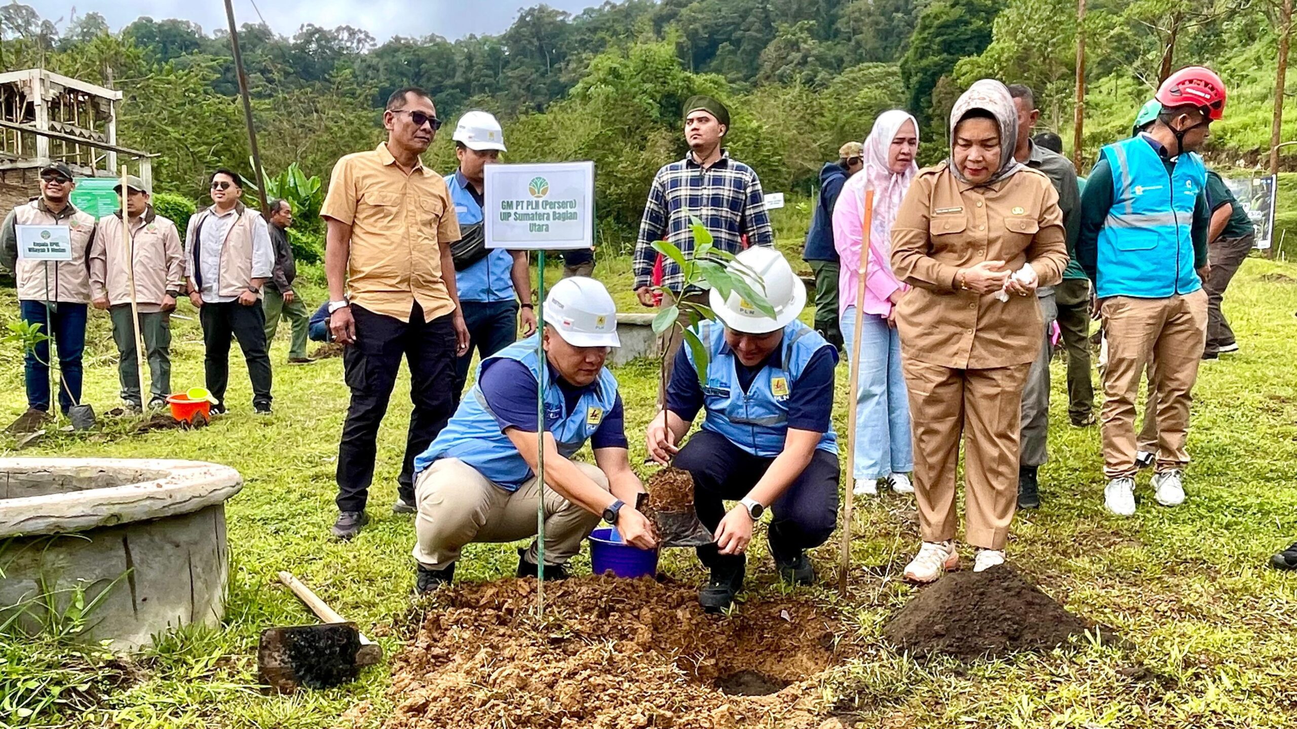 Kegiatan tanam pohon serentak di Lau Kawar ini, juga dihadiri Kepala UPTD KPH Wil XV, Rambu Barus, Unsur Pimpinan Kecamatan (USPIKA) Kecamatan Namanteran, Forum DAS Sumatera Utara dan perwakilan pemegang izin PPKH lainnya di wilayah DAS Wampu Sei Ular, Kelompok tani dan masyarakat sekitar.