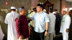 Asri Ludin Tambunan Berbagi Nasi Barokah Jumat di Masjid Nurul Qomar Seantis