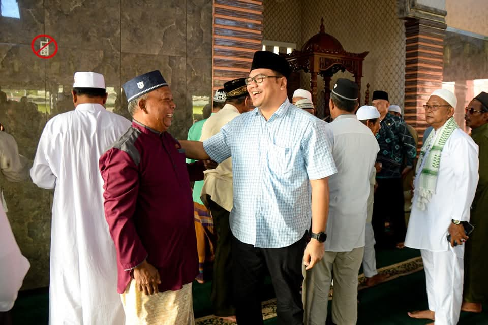 Asri Ludin Tambunan Berbagi Nasi Barokah Jumat di Masjid Nurul Qomar Seantis