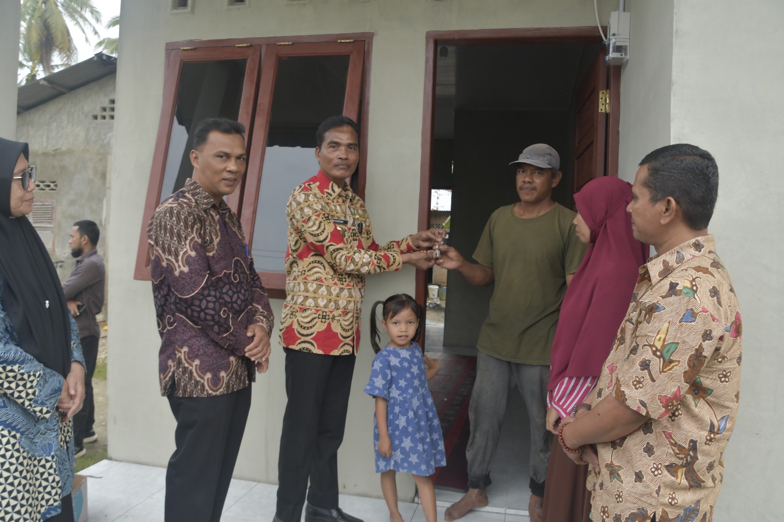 Pj Wali Kota Langsa Serahkan Bantuan Rumah Sehat Stunting