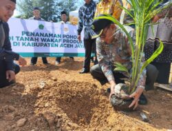 Kakanwil Kemenag Aceh Tanam Pohon Di Tanah Wakaf Produktif Aceh Jaya