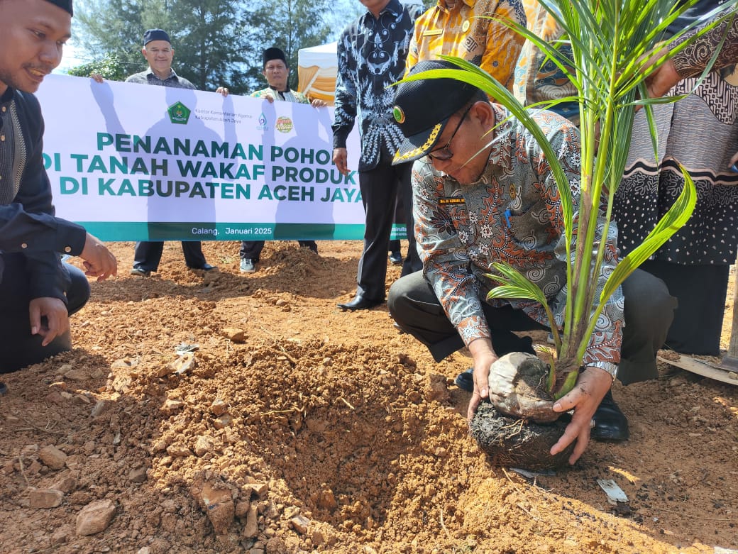 Kakanwil Kemenag Aceh Tanam Pohon Di Tanah Wakaf Produktif Aceh Jaya